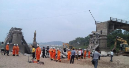 江西廣昌縣河?xùn)|橋<em>坍塌</em>，推測深槽橋墩沖刷深度超過容許值，導(dǎo)致橋墩埋置深度不足而傾覆