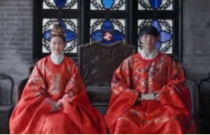 面對漢服被視為奇裝異服，設計師鐘毅扛起漢服復興<em>的</em>大旗，致力于漢服<em>文化</em><em>的</em>傳播