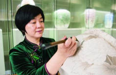 <em>醴陵</em><em>釉</em><em>下</em><em>五</em><em>彩瓷</em><em>燒制</em><em>技藝</em><em>的</em><em>代表</em><em>傳承</em><em>人</em><em>黃小玲</em>，<em>中國</em><em>陶瓷</em><em>界</em><em>的</em>“<em>花鳥</em><em>皇后</em>”