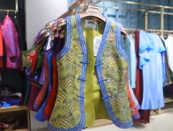 民族<em>的</em>就是世界<em>的</em>，阿泯娜民族<em>服飾</em>把中國<em>傳統</em><em>服飾</em>與現代<em>服飾</em>結合