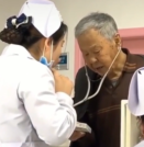 護士反<em>用</em>聽診器，教耳背大爺按時吃藥