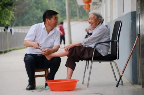 李銀江：<em>老人</em>的關(guān)切就是我的行動