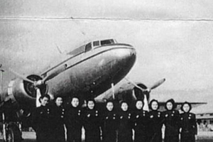 我國第一批<em>空姐</em>在學習訓練時的場景