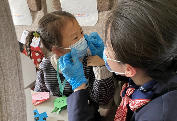 春運首日<em>東航</em>無陪兒童：“謝謝姐姐，我們還會再見”