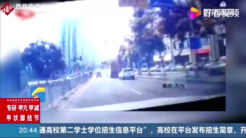 重慶萬州發生一起<em>慘案</em>，兩貨車擠扁小轎車，轎車被撞成鐵餅