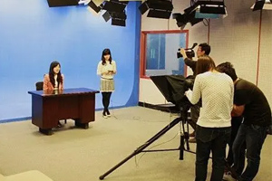 <em>廣播電視</em><em>編導</em><em>專業</em>：《〈微電影創作〉<em>課程</em>教學、育人雙大綱一微電影畫面與造型特征實訓》<em>課程</em><em>思</em><em>政</em><em>案例</em>