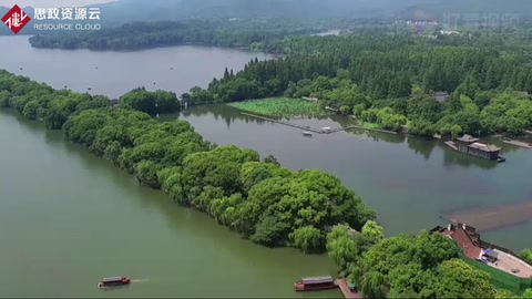 蘇堤是蘇東坡任杭州知州時，疏浚<em>西湖</em>，利用浚挖<em>的</em>淤泥構(gòu)筑而成