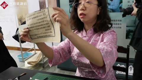 古籍修復師<em>演示</em>修古籍：修復師稀缺 修復全國現有古籍可能要800年