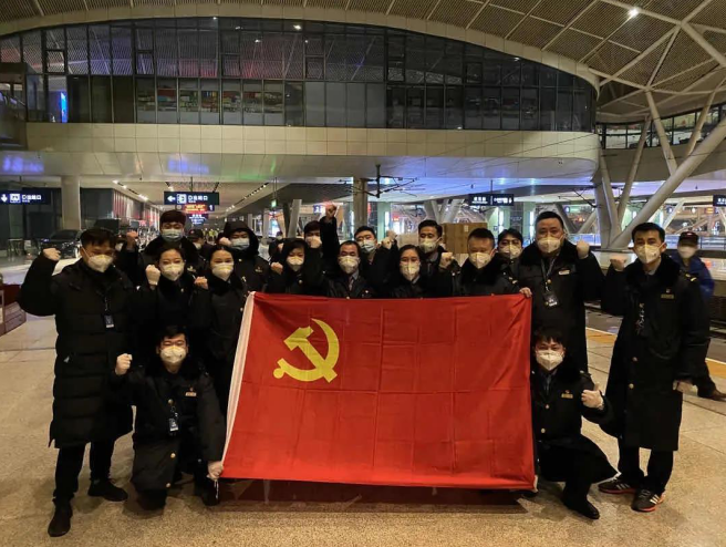 挺起鋼鐵脊梁 情注英雄城市—武漢<em>站</em>“頭雁”黨團(tuán)員突擊隊(duì)