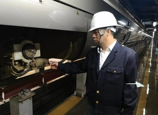 無私奉獻-<em>動</em><em>車</em>醫(yī)生董宏濤