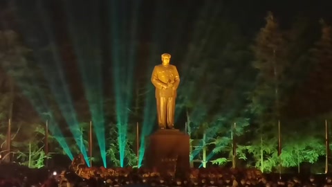 萬名民眾自發(fā)赴韶山，<em>紀(jì)念</em>毛澤東<em>誕辰</em>127周年